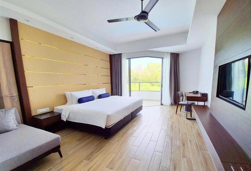 اتاق لوکس با تخت بزرگ, Pacific Regency Beach Resort Port Dickson