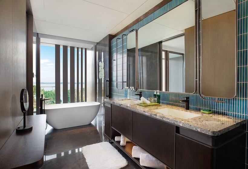اتاق پریمیوم با چشم‌انداز دریاچه, Indigo Suzhou Yangcheng Lake, An Ihg