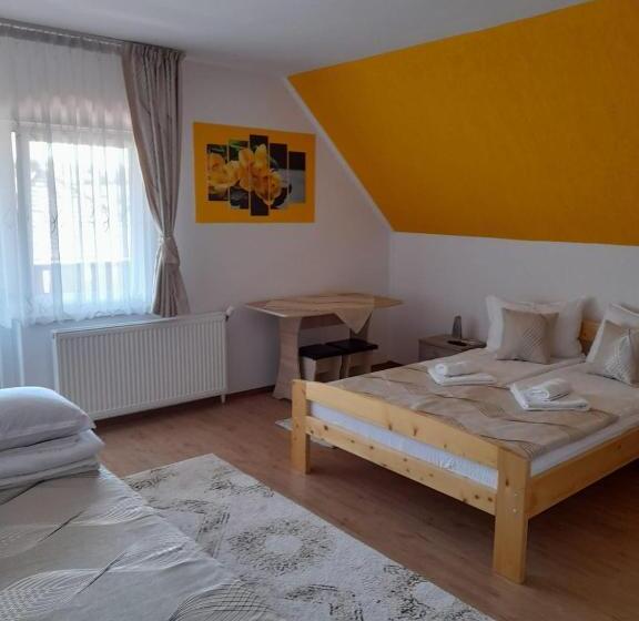 Трехместный Номер Стандарт с Балконом, Casa Emy