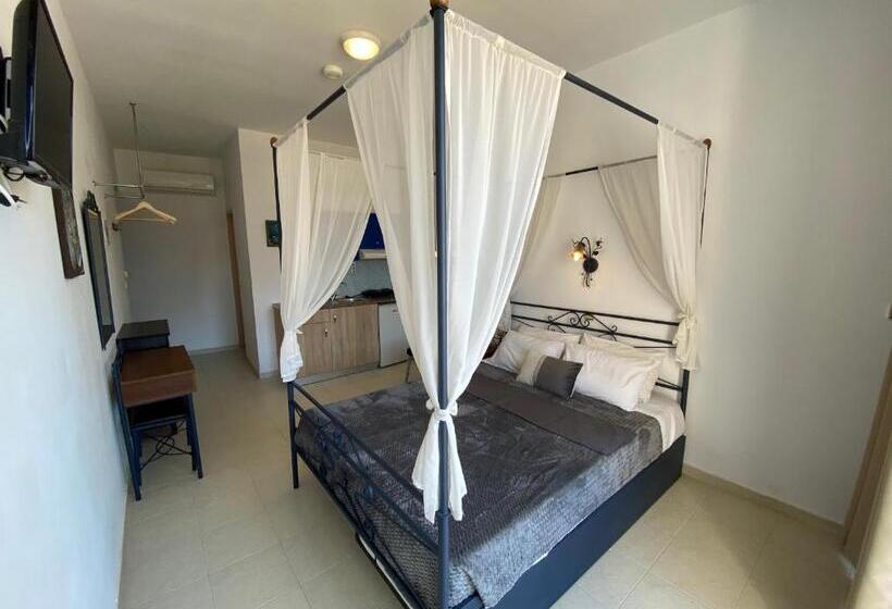 اتاق استاندارد سه تخته با چشم‌انداز باغ, Anastasia Studios, Apartments & Suites