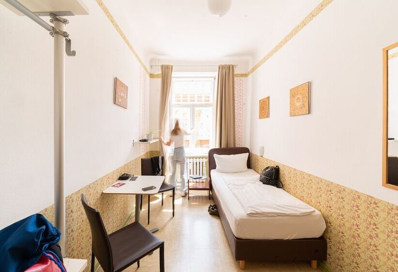 اتاق استاندارد یک تخته با سرویس بهداشتی مشترک, Three Little Pigs Hostel   Your Berlin Castle
