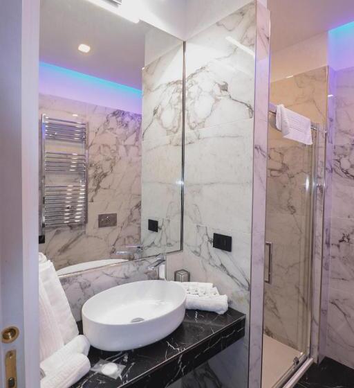 اتاق استاندارد سه تخته با بالکن, Aron Only Suites Bed And Breakfast