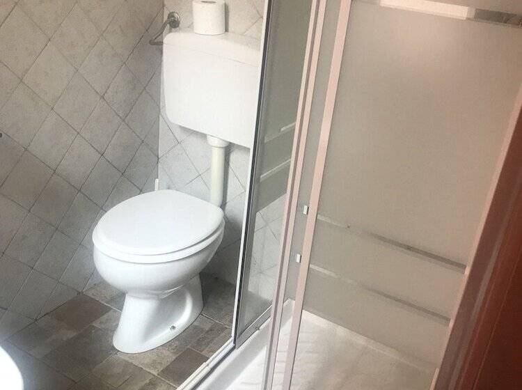 标准单人间共用浴室, Edy Milano