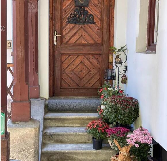 شقة غرفة واحدة, Royal Residence 1901