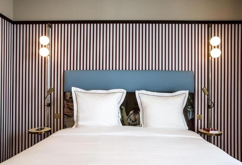 آپارتمان یک خوابه با دری مشترک که هال را جدا می کند., Hôtel Du Rond Point Des Champs élysées   Esprit De France