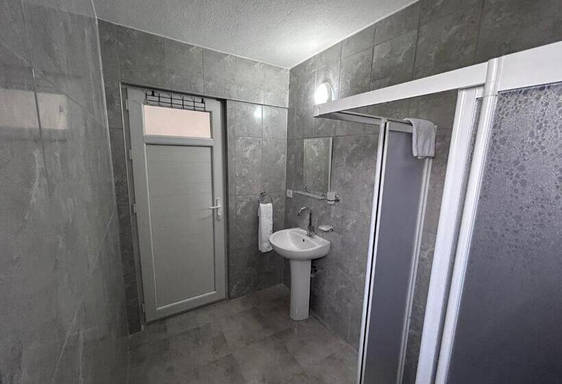 اتاق خانوادگی, Paradise House