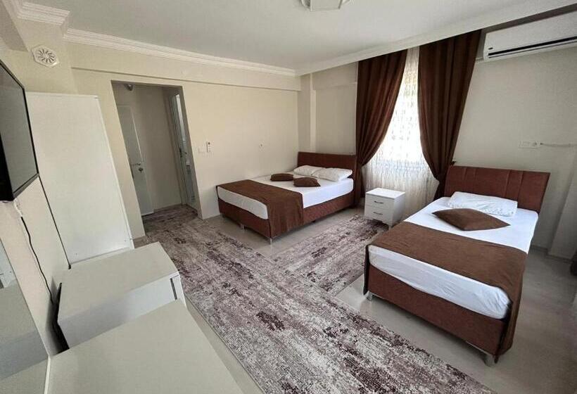 اتاق استاندارد سه نفره, Paradise House