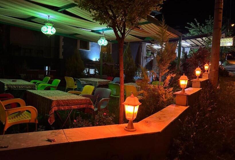 اتاق خانوادگی, Paradise House