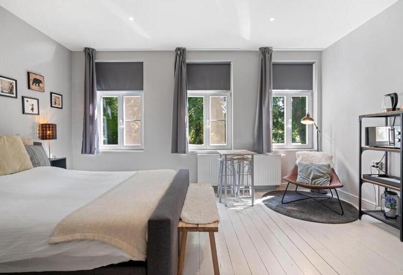 חדר דחוקס עם מיטת קינג, Spacious Guest Suites Near Historic Market   5 Min Walk