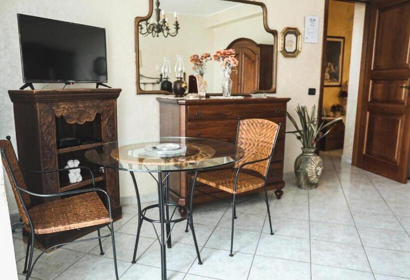 اتاق لوکس با بالکن و چشمانداز دریا, B&b Villa Alba