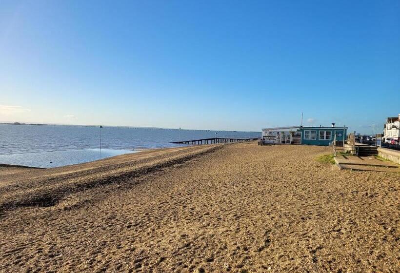 اتاق سوپریور, Edelweiss Guest House