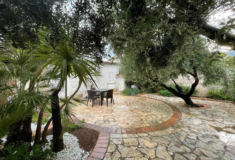Апартаменты 1 Спальня Вид на Сад, Villa Paonessa