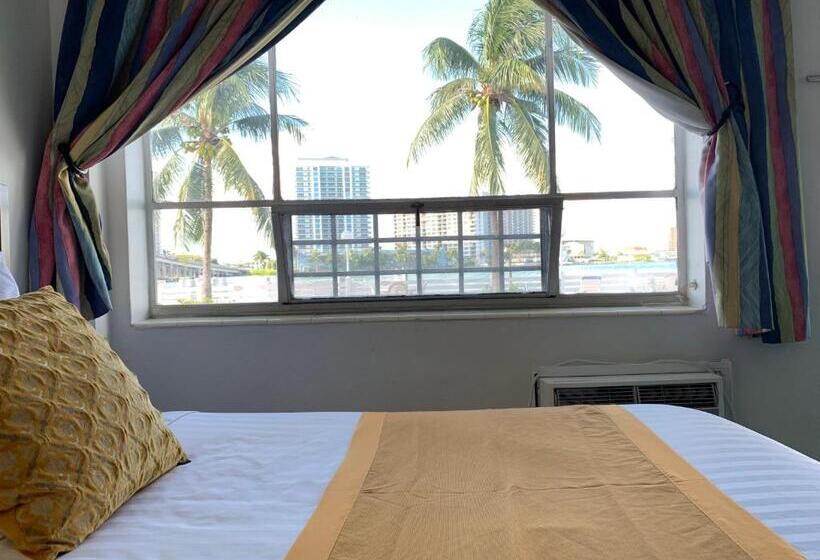 חדר סטנדרט נוף לבריכה, International Inn On The Bay