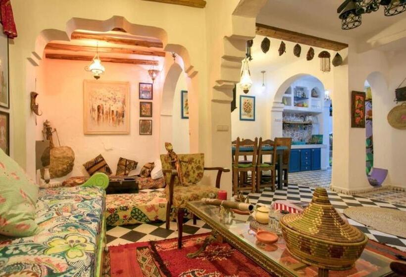اتاق استاندارد با چشم‌انداز کوهستان, Afra House