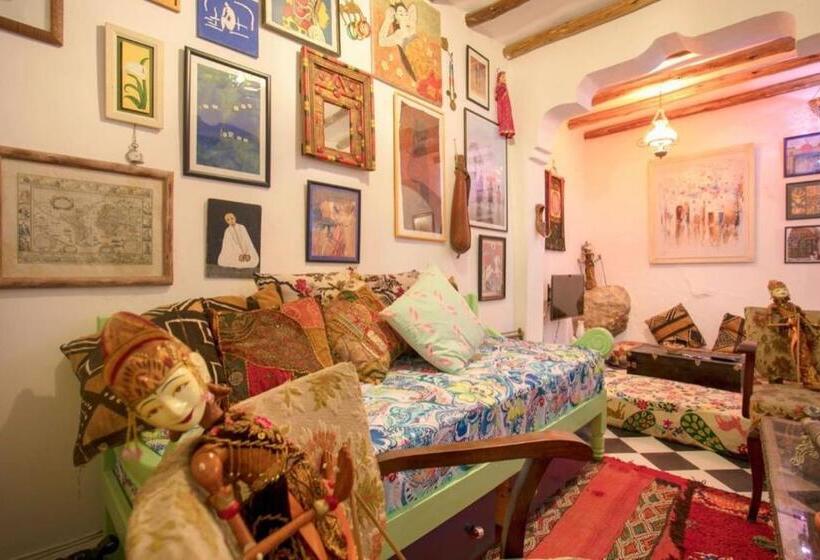 اتاق استاندارد با چشم‌انداز کوهستان, Afra House