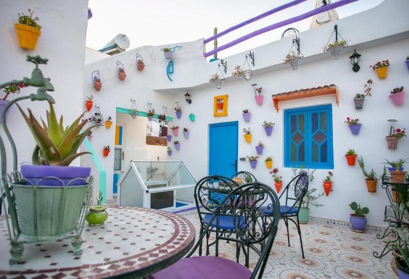 اتاق استاندارد با چشم‌انداز کوهستان, Afra House