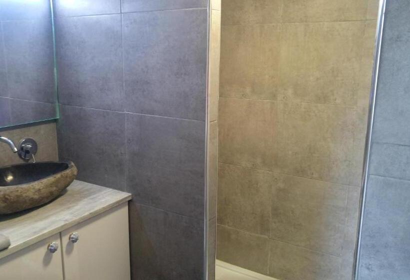 Апартаменты 3 Спальни, Hostel Du Lapin Blanc