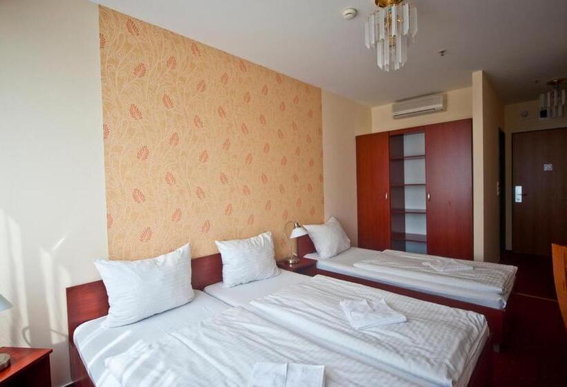 스탠다드 트리플 룸, Canada Hotel Budapest