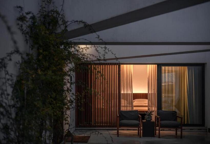 جناح مطل على البحيرة, L'and Vineyards