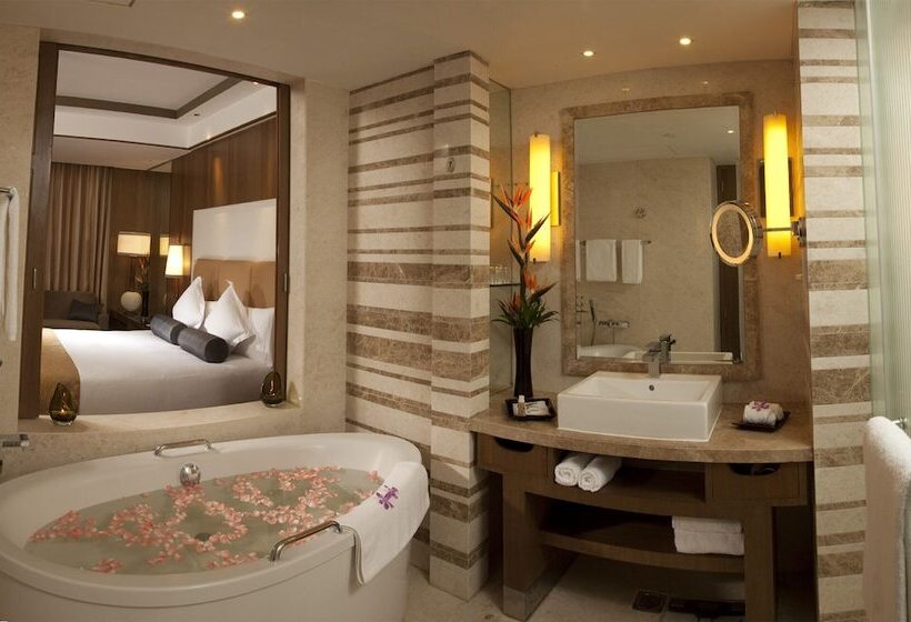 سوییت, Crowne Plaza New Delhi Okhla, An Ihg