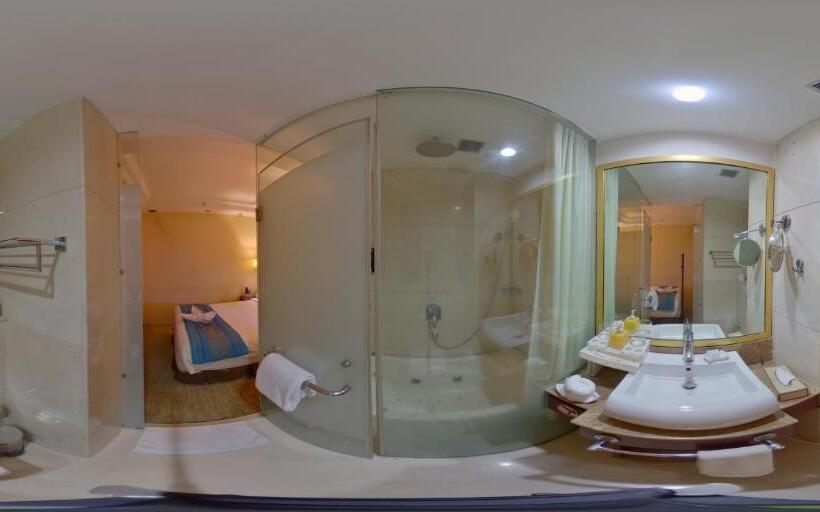 豪华房间带漩涡浴缸, Skycity Hotel Gurgaon