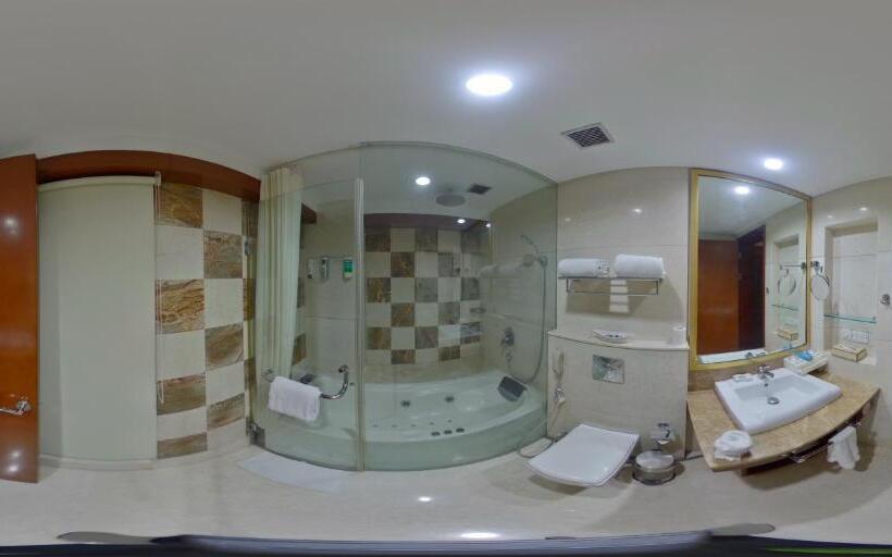 豪华房间带漩涡浴缸, Skycity Hotel Gurgaon