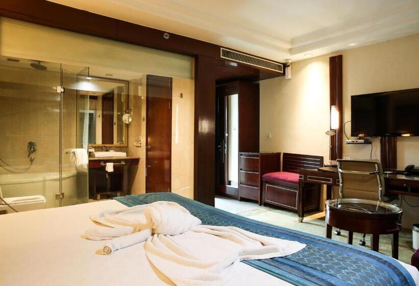 豪华房间带漩涡浴缸, Skycity Hotel Gurgaon