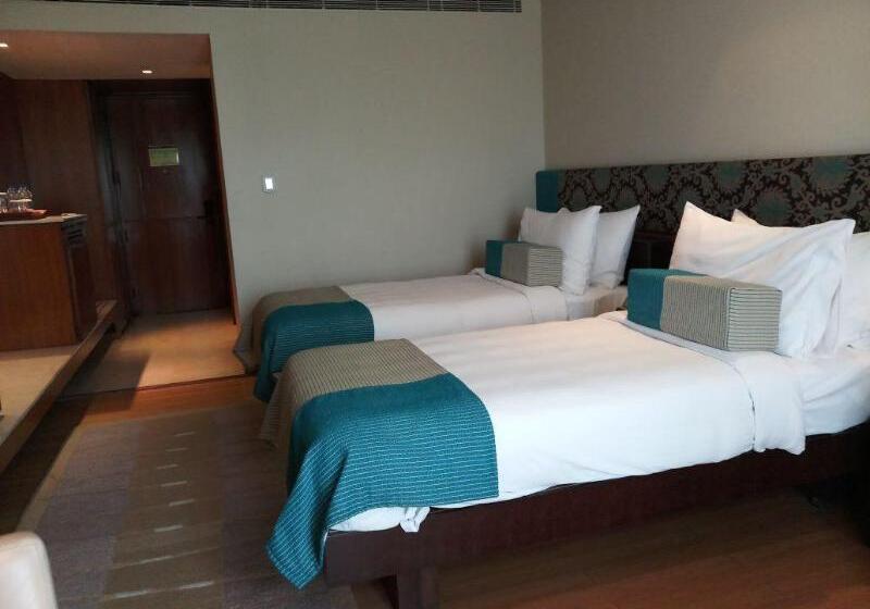Medencére Néző Deluxe Szoba, Vivanta Surajkund, Ncr
