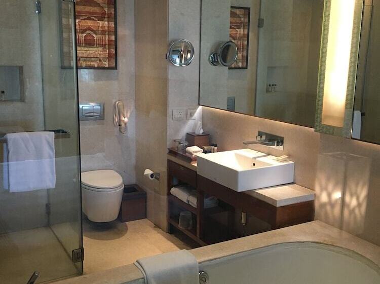 Medencére Néző Deluxe Szoba, Vivanta Surajkund, Ncr