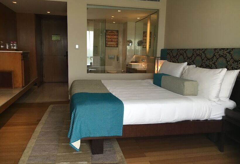 Medencére Néző Deluxe Szoba, Vivanta Surajkund, Ncr