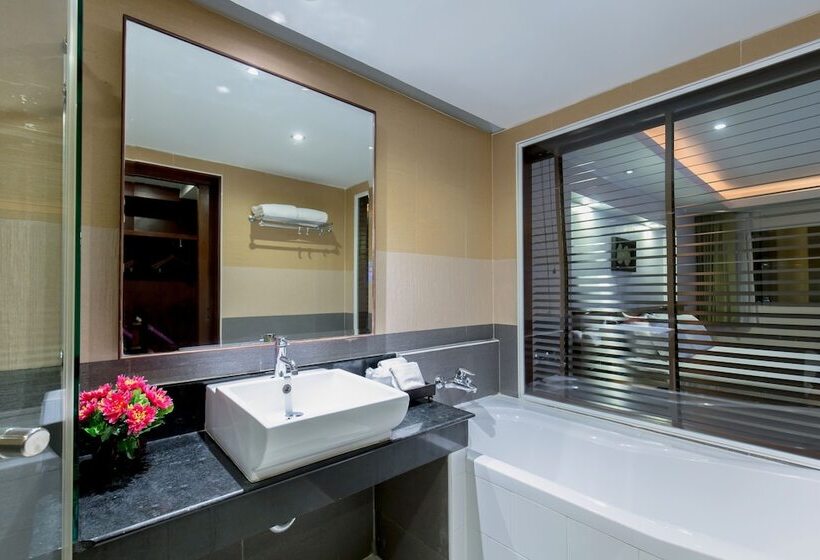 Номер Deluxe, Thanthip Beach Resort Patong