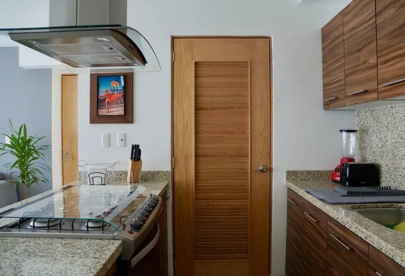 דירת שני חדרים, Metropolitan Suites
