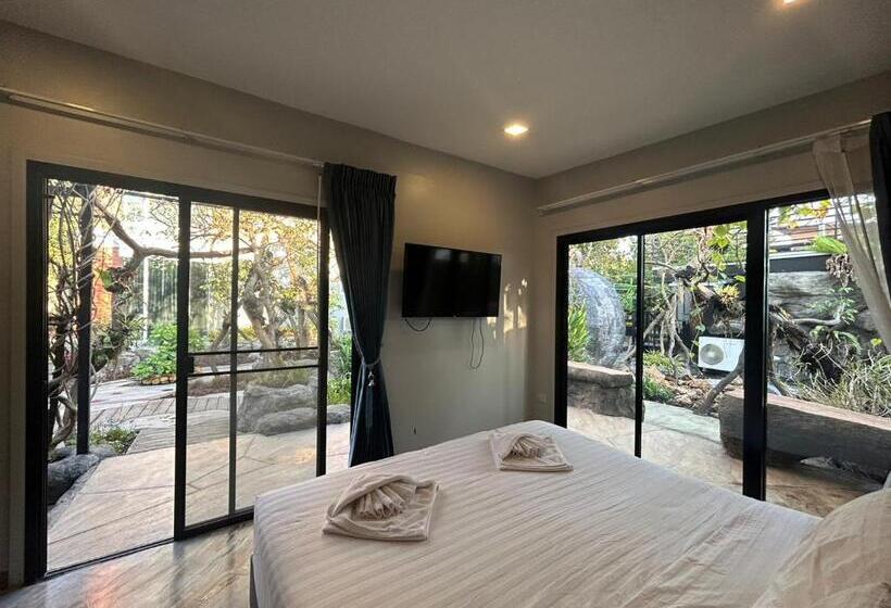 اتاق استاندارد با چشم‌انداز باغ, Uthaithani Resort