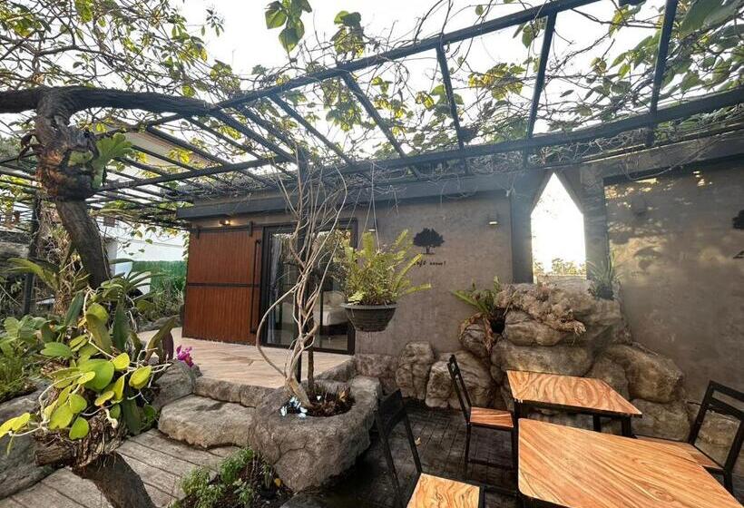 اتاق استاندارد با چشم‌انداز باغ, Uthaithani Resort