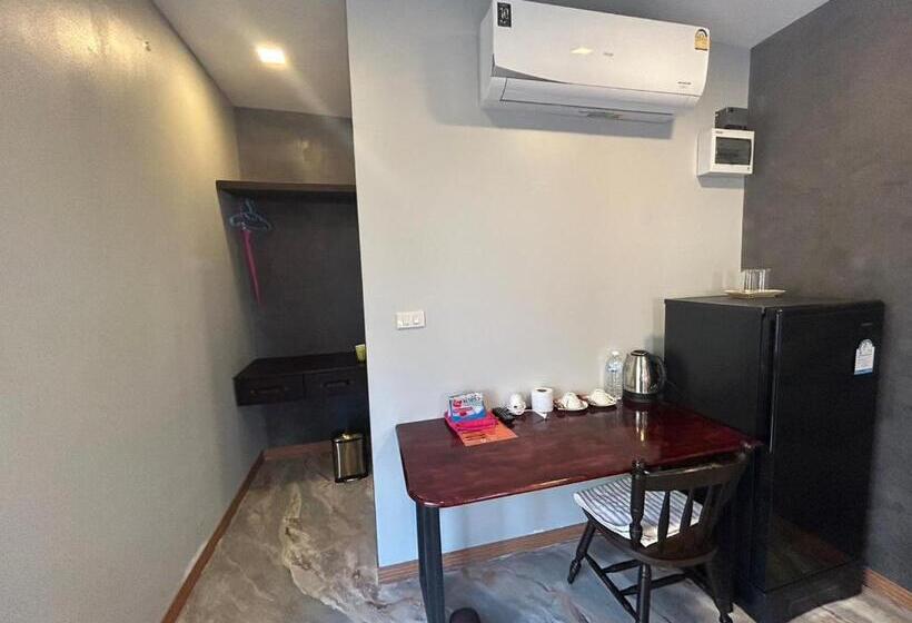 اتاق استاندارد با چشم‌انداز باغ, Uthaithani Resort