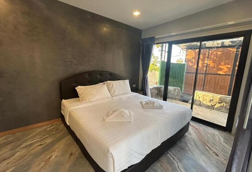 اتاق استاندارد با چشم‌انداز باغ, Uthaithani Resort