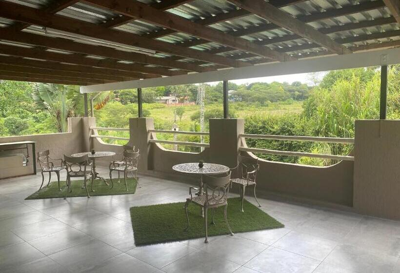 Семейный Номер, White River B & B