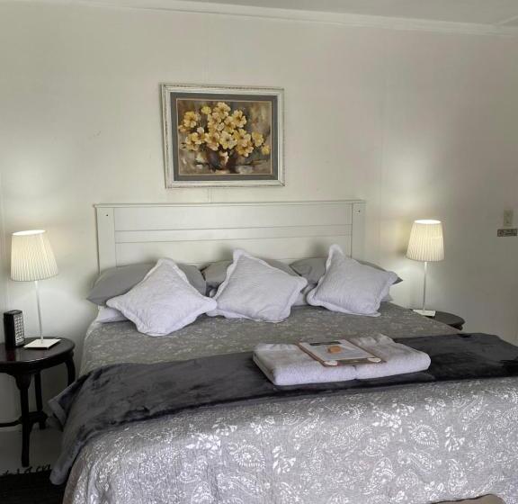 Номер Стандарт, White River B & B