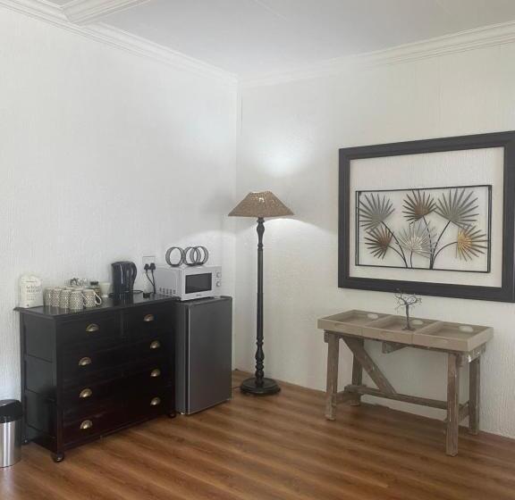 Номер Стандарт, White River B & B