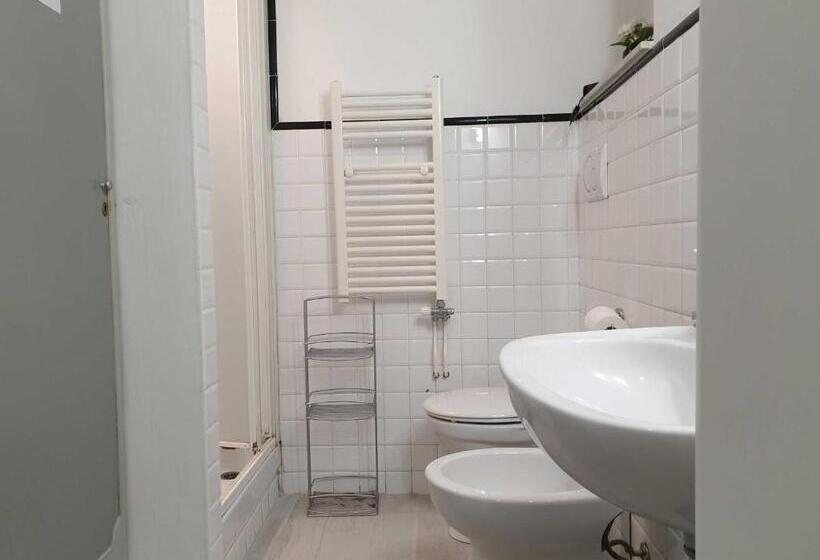 اتاق سه‌نفرۀ استاندارد با سرویس بهداشتی بیرون از اتاق, B&b Red Horse