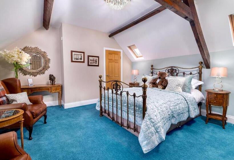 Deluxe Suite met Kingsize Bed, The Mainstay Luxury Boutique Rooms With Private Parking