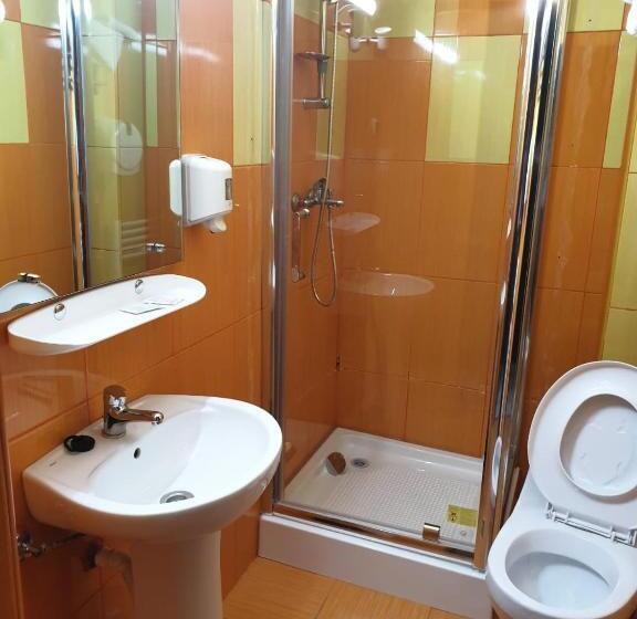 اتاق استاندارد سه نفره, Motel Mesterul Manole
