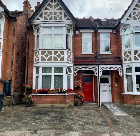 Номер Стандарт Вид на Сад, 38 Whitehall Road