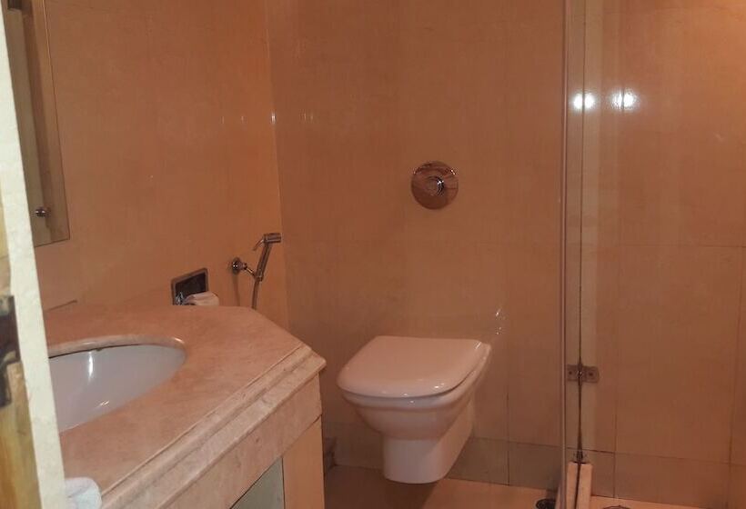 Номер Deluxe, Combermere