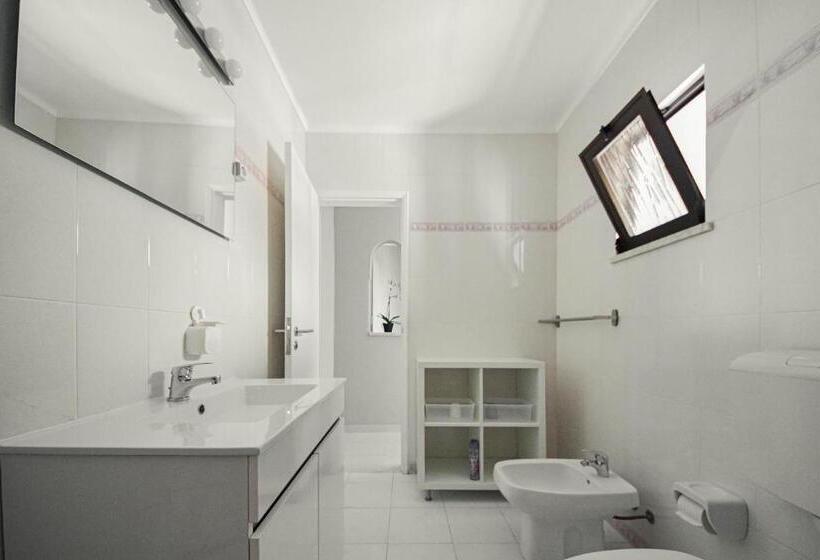 Standard room with outdoor bath, Blue Door Lagos