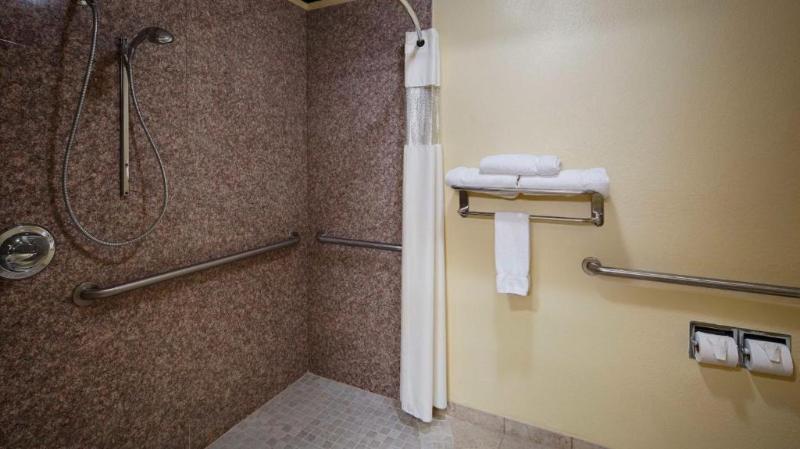Номер Стандарт Адаптированный для Инвалидов, Best Western Plus Royal Mountain Inn & Suites