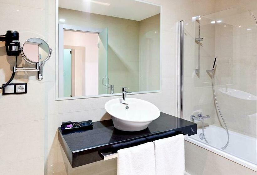اتاق استاندارد با چشم‌انداز دریاچه, Dña Monse Hotel Spa & Golf