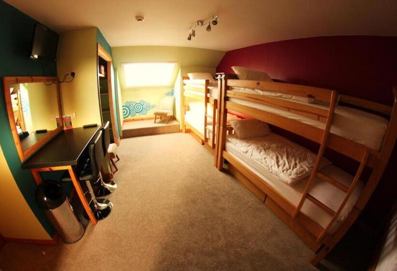 Четырехместный Номер Стандарт, Orcades Hostel