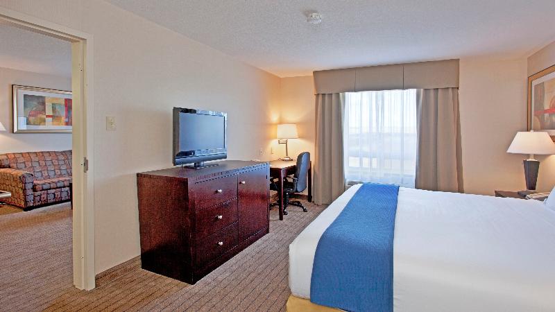 带大床的套房, Holiday Inn Express Hotel & Suites Swift Current, An Ihg