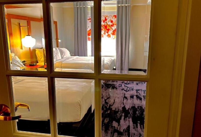 Люкс, Newmarket Hotel And Suites